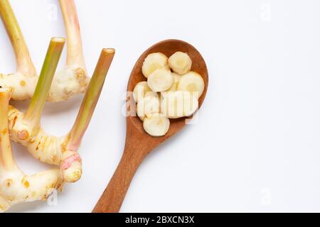 Galangal fresco isolato su sfondo bianco. Foto Stock