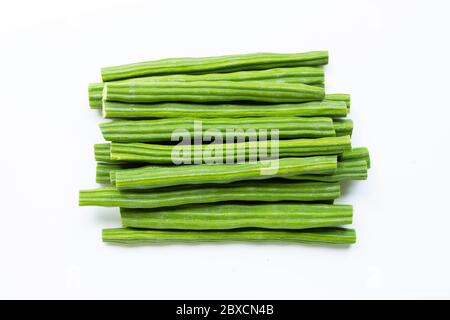Moringa oleifera isolato su sfondo bianco. Foto Stock
