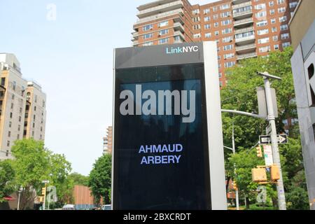 LinkNYC Free wi-fi Kiosk a Manhattan il nome di Ahmaud Arbery. I chioschi di LinkNYC hanno mostrato i nomi di uomini e donne che hanno perso la vita a causa della brutalità della polizia, mentre le proteste a livello nazionale scatenate dall'assassinio di George Floyd si svolgono durante il giugno 2020 di New York City Foto Stock