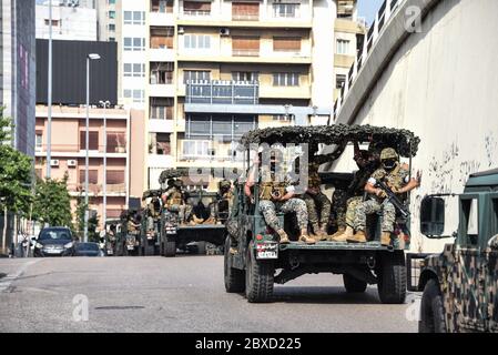 Beirut, Libano. 6 Giugno 2020. Il personaggio dell'esercito libanese si è schierato per controllare i disordini mentre la protesta pacifica è diventata violenta con i manifestanti che chiedono elezioni anticipate, un sistema giudiziario indipendente e la rimozione dell'attuale governo che si scontra con i manifestanti anti anti anti anti-rivoluzione. Entrambe le parti si scontrarono con la polizia e le forze armate. Credit: Elizabeth Fitt/Alamy Live News Foto Stock