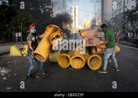 Beirut, Libano. 6 Giugno 2020. Gli uomini bloccano l'autostrada Charles Helou durante le proteste che hanno trasformato in violente, chiedendo elezioni anticipate, un sistema giudiziario indipendente e la rimozione dell'attuale governo. Credit: Elizabeth Fitt/Alamy Live News Foto Stock