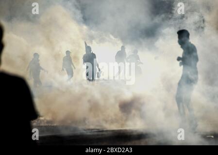 Beirut, Libano. 6 Giugno 2020. Persone circondate da nubi di gas lacrimogeni sparate dalla polizia che spinge i manifestanti sull'autostrada Charles Helou dopo una protesta pacifica si è trasformata in violenta e i manifestanti si sono scontrati tra loro, l'esercito e la polizia. Credit: Elizabeth Fitt/Alamy Live News Foto Stock