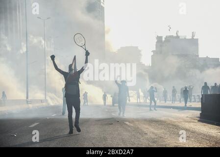 Beirut, Libano. 6 Giugno 2020. Persone circondate da nubi di gas lacrimogeni sparate dalla polizia che spinge i manifestanti sull'autostrada Charles Helou dopo una protesta pacifica si è trasformata in violenta e i manifestanti si sono scontrati tra loro, l'esercito e la polizia. Credit: Elizabeth Fitt/Alamy Live News Foto Stock