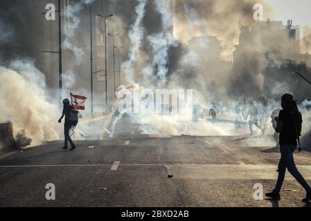 Beirut, Libano. 6 Giugno 2020. La polizia spara gas lacrimogeni ai manifestanti, spingendoli verso l'autostrada Charles Helou dopo una protesta pacifica si è trasformata in violenta e i manifestanti si sono scontrati tra loro, l'esercito e la polizia. Credit: Elizabeth Fitt/Alamy Live News Foto Stock