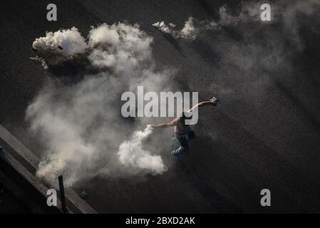 Beirut, Libano. 6 Giugno 2020. La protesta pacifica si è trasformata in violenta mentre i manifestanti che hanno chiesto elezioni anticipate, un sistema giudiziario indipendente e la rimozione dell'attuale governo si sono scontrati con i manifestanti anti anti-rivoluzione. Entrambe le parti si scontrarono con la polizia e le forze armate. Credit: Elizabeth Fitt/Alamy Live News Foto Stock