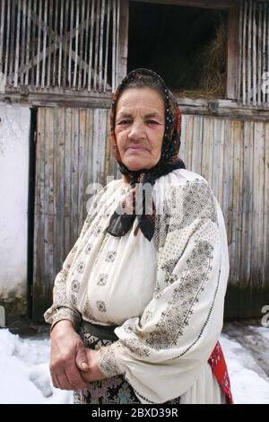 Donna con autentico costume tradizionale fatto a mano dalla contea di Valcea, Romania. Foto Stock