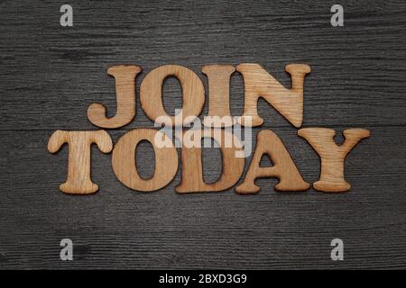 Unisciti oggi testo tipografia parole scritte. Concetto di registrazione o di iscrizione come nuovo membro, sfondo di legno con effetto grunge Foto Stock