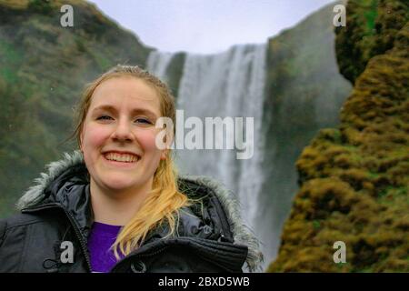 Viaggio in Islanda, persona con le mani alzate in piedi in cascata Gljufrabui, ispirato viaggiatore contento per godersi la natura, adventure concept Foto Stock