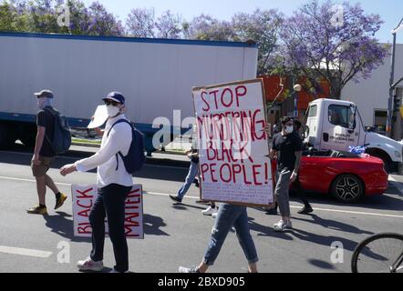 West Hollywood, California, USA 6 giugno 2020 manifestanti con il movimento Black Lives Matter su Santa Monica Blvd il 6 giugno 2020 a West Hollywood, California, USA. Foto di Barry King/Alamy Live News Foto Stock