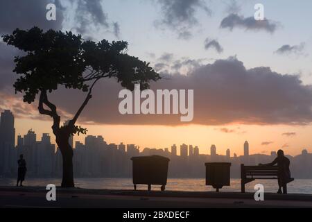 Balneário Camboriú, Santa Catarina, Brasile - 06 giugno 2020: Silhouette di donne che godono il tramonto sul mare di viale Atlantica Foto Stock