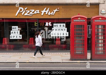 Ristorante Pizza Hut sullo Strand durante il blocco del coronavirus britannico Foto Stock