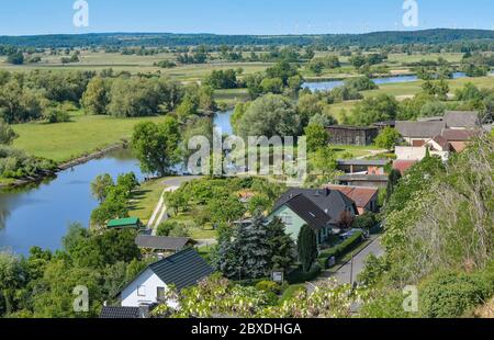 02 giugno 2020, Brandeburgo, Stützkow: Vista del canale Hohensaaten-Friedrichsthaler da un punto di vista sopra il piccolo villaggio Stützkow nel quartiere di Uckermark. Il Parco Nazionale della bassa Oder Valley è stato fondato nel 1995 dopo cinque anni di preparazione e copre una superficie di 10,500 ettari. La valle dell'Oder è uno degli ultimi paesaggi quasi naturali delle pianure alluvionali dell'Europa centrale occidentale, con un gran numero di specie animali e vegetali in pericolo. Foto: Patrick Pleul/dpa-Zentralbild/ZB Foto Stock