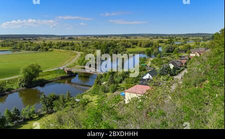 02 giugno 2020, Brandeburgo, Stützkow: Vista del canale Hohensaaten-Friedrichsthaler da un punto di vista sopra il piccolo villaggio Stützkow nel quartiere di Uckermark. Il Parco Nazionale della bassa Oder Valley è stato fondato nel 1995 dopo cinque anni di preparazione e copre una superficie di 10,500 ettari. La valle dell'Oder è uno degli ultimi paesaggi quasi naturali delle pianure alluvionali dell'Europa centrale occidentale, con un gran numero di specie animali e vegetali in pericolo. Foto: Patrick Pleul/dpa-Zentralbild/ZB Foto Stock