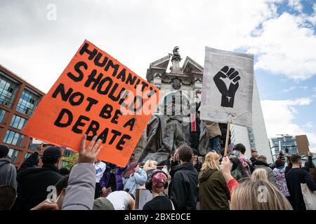 Manchester, Regno Unito. 06 giugno 2020. I manifestanti tengono cartelli BLM durante la dimostrazione.migliaia di persone partecipano alla più recente protesta 'Black Lives Matter' nel centro di Manchester dopo la morte di George Floyd negli Stati Uniti. Credit: SOPA Images Limited/Alamy Live News Foto Stock