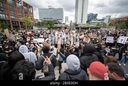 Manchester, Regno Unito. 06 giugno 2020. Durante la manifestazione, i manifestanti si scendono per le strade.migliaia di persone partecipano alla più recente protesta 'Black Lives Matter' nel centro di Manchester, dopo la morte di George Floyd negli Stati Uniti. Credit: SOPA Images Limited/Alamy Live News Foto Stock