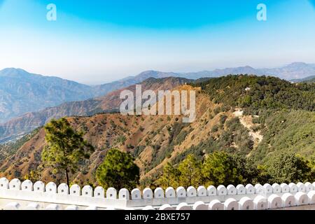 Montagna e valli a Hill Station di Shimla, Himachal Pradesh, India Foto Stock