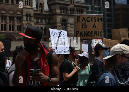 TORONTO, ONTARIO/CANADA – 6 Sabato 2020 giugno : migliaia di persone sono scese in Toronto Street in eventi separati per protestare contro il razzismo nero e la brutalità della polizia sabato a Toronto, Canada. Foto Stock