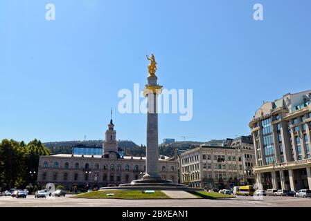 Tbilisi: Liberty Square, City Hall e San Giorgio monumento. La Georgia Foto Stock