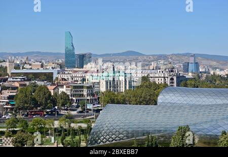 Tbilisi: Teatro musicale e Centro Espositivo, Parco Rike e skyline della città. Repubblica di Georgia Foto Stock