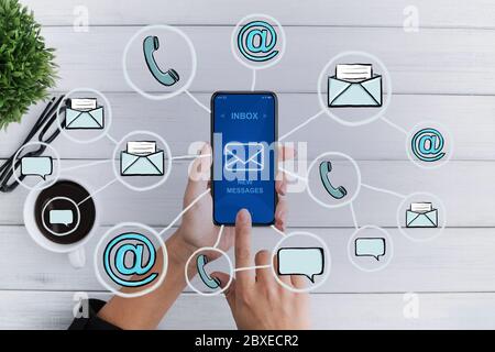 Contattaci. Collage dello smartphone con icone di notifica e comunicazione nuovi messaggi Foto Stock