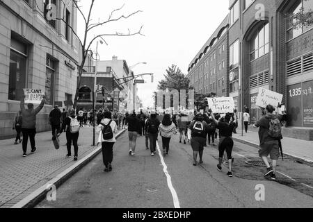 Hoboken, NJ / USA - 5 giugno 2020: Le vite nere contano una protesta pacifica a Hoboken, New Jersey, per sostenere contro l'anti-razzismo, la brutalità della polizia e la f Foto Stock