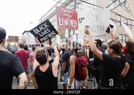 Hoboken, NJ / USA - 5 giugno 2020: Le vite nere contano una protesta pacifica a Hoboken, New Jersey, per sostenere contro l'anti-razzismo, la brutalità della polizia e la f Foto Stock