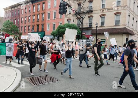 Hoboken, NJ / USA - 5 giugno 2020: Le vite nere contano una protesta pacifica a Hoboken, New Jersey, per sostenere contro il razzismo, la brutalità della polizia Foto Stock