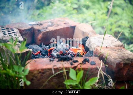 il fuoco era fatto di mattoni posati sul terreno. Picnic barbecue campeggio in natura Foto Stock