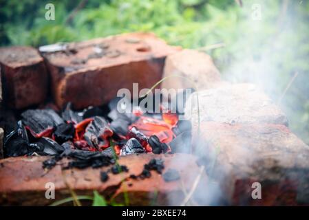 il fuoco era fatto di mattoni posati sul terreno. Picnic barbecue campeggio in natura Foto Stock