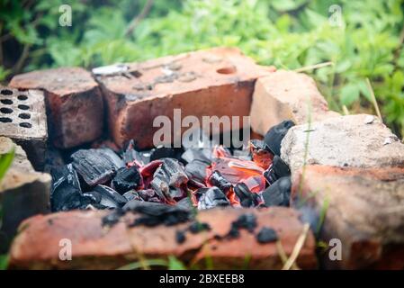 il fuoco era fatto di mattoni posati sul terreno. Picnic barbecue campeggio in natura Foto Stock