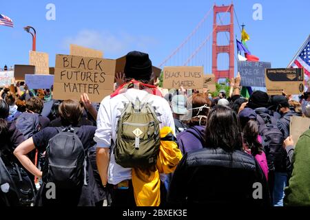 Black Lives Matter attraversa il Golden Gate Bridge a San Francisco, California, il 6 giugno 2020 per protestare contro la morte di George Floyd: Black Futures. Foto Stock