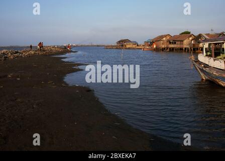 Vista del villaggio di pescatori di Marunda a Giacarta Nord, Jakarta, Indonesia. Foto Stock