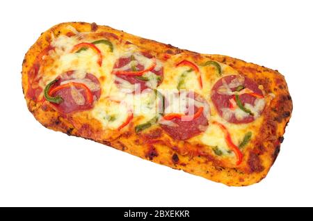 Pepperoni e formaggio pizza a pane piatto isolata su fondo bianco Foto Stock