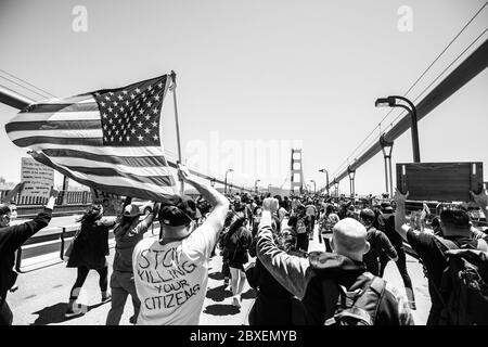 SAN FRANCISCO, CA - 6 GIUGNO: I manifestanti si manifestano sul Golden Gate Bridge di Francisco, California, il 6 giugno 2020 dopo la morte di George Floyd. I manifestanti salirono sulle rotaie e dimostrarono nelle corsie causando un arresto del traffico in direzione sud. (Foto di Chris Tuite/ImageSPACE) Credit: Imagespace/Alamy Live News Foto Stock