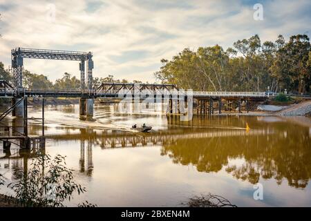 Swan Hill, Victoria, Australia - Ponte sul fiume Murray che unisce VIC e confine NSW Foto Stock