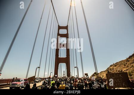 San Francisco, California. 6 Giugno 2020. I manifestanti si manifestano sul Golden Gate Bridge di Francisco, California, il 6 giugno 2020 dopo la morte di George Floyd. I manifestanti salirono sulle rotaie e dimostrarono nelle corsie causando un arresto del traffico in direzione sud. ( Credit: Chris Tuite/Image Space/Media Punch)/Alamy Live News Foto Stock