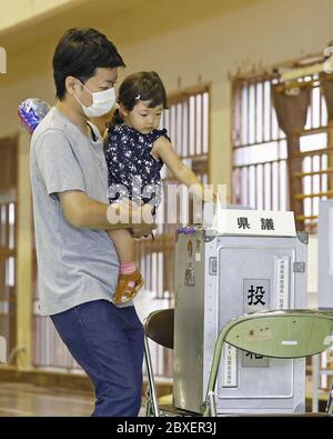 Foto scattata il 7 giugno 2020, mostra una scena da una stazione di polling a Naha, Giappone meridionale, nelle elezioni dell'assemblea prefetturale di Okinawa, tra continue preoccupazioni circa il nuovo coronavirus. (Kyodo)==Foto Kyodo via credito: Newscom/Alamy Live News