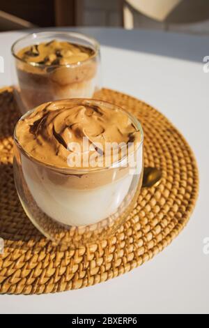 Dalgona Coffee, un caffè frizzante e cremoso alla moda in tazze di vetro Foto Stock