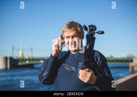 uomo prominente cammina lungo l'argine Foto Stock