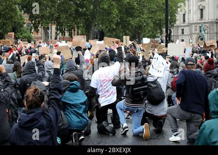 Londra, Regno Unito. 06 giugno 2020. I manifestanti "take the knee" alla protesta contro la materia Black Lives a Londra si sono riuniti in Parliament Square, Westminster, oggi come dimostranti lottano per la giustizia sulla morte di George Floyd, morto la settimana scorsa quando un ufficiale di polizia a Minneapolis si è inginocchiato sul collo di Floyd come ha detto "non posso respirare". Credit: Paul Marriott/Alamy Live News Foto Stock