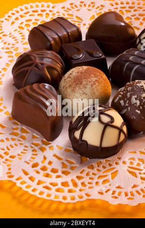 Una selezione di cioccolatini di lusso fatti a mano. Il cioccolato è uno dei regali di festa più popolari. Il giorno di San Valentino, una scatola di cioccolatini è tradizionale, Foto Stock