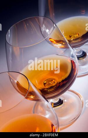 Linea di snifters Brandy con Brandy francese (Cognac). Foto Stock