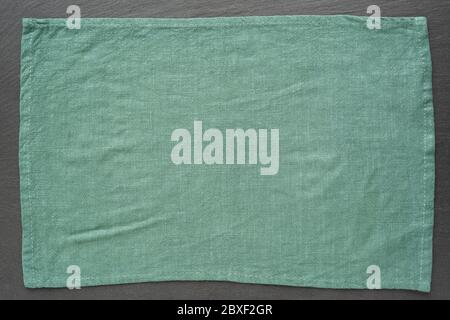 Tessuto di lino sminuzzato su sfondo in legno di ardesia nera, vista dall'alto Foto Stock