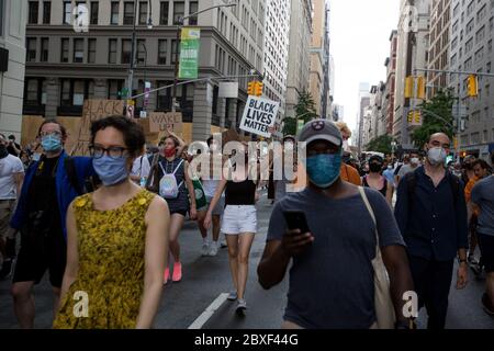 New York, Stati Uniti. 6 Giugno 2020. Manifestanti protestano per la morte di George Floyd a New York, Stati Uniti, il 6 giugno 2020. Credit: Michael Nagle/Xinhua/Alamy Live News Foto Stock