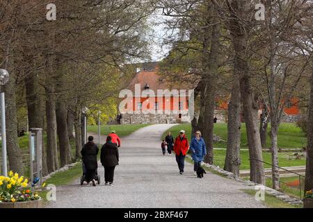 Mariefred, Svezia - 2 maggio 2020: Visitatori sul passaggio pedonale del castello di Grippholm. Foto Stock