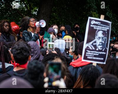 Londra, Regno Unito. 6 Giugno 2020. Un oratore fuori dall'ambasciata americana durante la protesta della Black Lives Matter a Londra. In memoria di George Floyd che è stato ucciso il 25 maggio mentre in custodia di polizia nella città americana di Minneapolis. Credit: Yousef al Nasser/Alamy Live News. Foto Stock