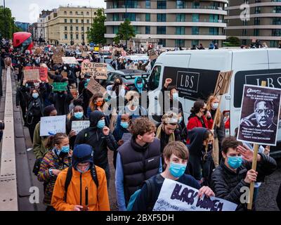 Londra, Regno Unito. 6 Giugno 2020. Black Lives Matter protesta sul Vauxhall Bridge a Londra. In memoria di George Floyd che è stato ucciso il 25 maggio mentre in custodia di polizia nella città americana di Minneapolis. Credit: Yousef al Nasser/Alamy Live News. Foto Stock