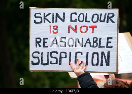 Il protestore che tiene la campagna / poster di supporto / segno, alla manifestazione di protesta della London Black Lives Matter in Piazza del Parlamento. Foto Stock