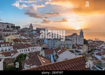 Lisbona portogallo sunrise skyline della città di Lisbona quartiere Alfama Foto Stock