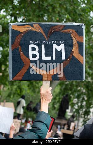 Il protestore che tiene la campagna / poster di supporto / segno, alla manifestazione di protesta della London Black Lives Matter in Piazza del Parlamento. Foto Stock